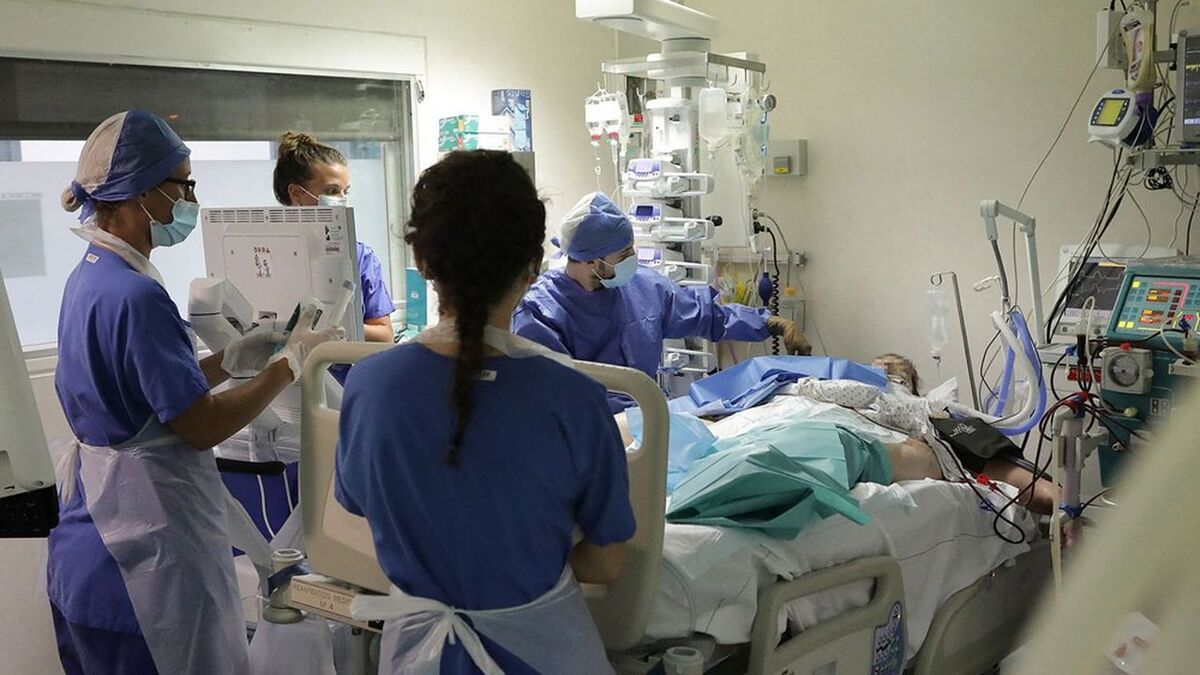 The intensive care unit at CHU Bordeaux Pellegrin has been under tension again since early September when the Gironde department turned red with a sharp increase in positive cases for COVID-19. September 22, 2020, in Bordeaux. Photo by Thibaud Moritz/ABACAPRESS.COM Epidemic Pandemie Virus Epidemie Virus Pandemic Epidemy Epidemics Cabinet medical Hopital Clinique Hopitaux Hospital Infirmier Infirmieres Infirmiers Nurse Nurses Infirmiere Maladie Illness / Disability Coronavirus Corona virus Coronavirus Corona virus Covid 19 Coronavirus Covid-19 Coronavirus 2019-nCoV Covid-19 Covid-19 Coronavirus Covid-19 Coronavirus 2019-nCoV Covid 19 | 742636_033 Bordeaux France