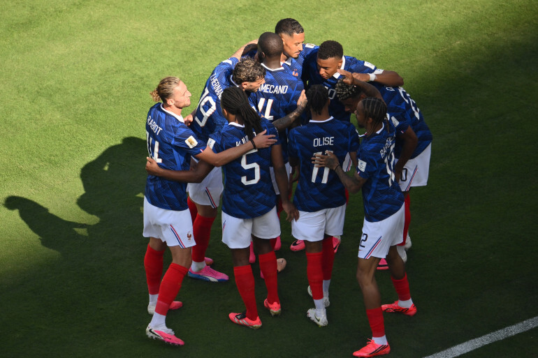 1847486-l-attaquant-francais-bradley-barcola-a-droite-celebre-le-deuxieme-but-de-son-equipe-avec-ses-coequipiers-lors-du-match-entre-la-france-et-le-senegal-au-new-york-new-jersey-stadium-a-east-rutherford-le-16-juin-.jpg
