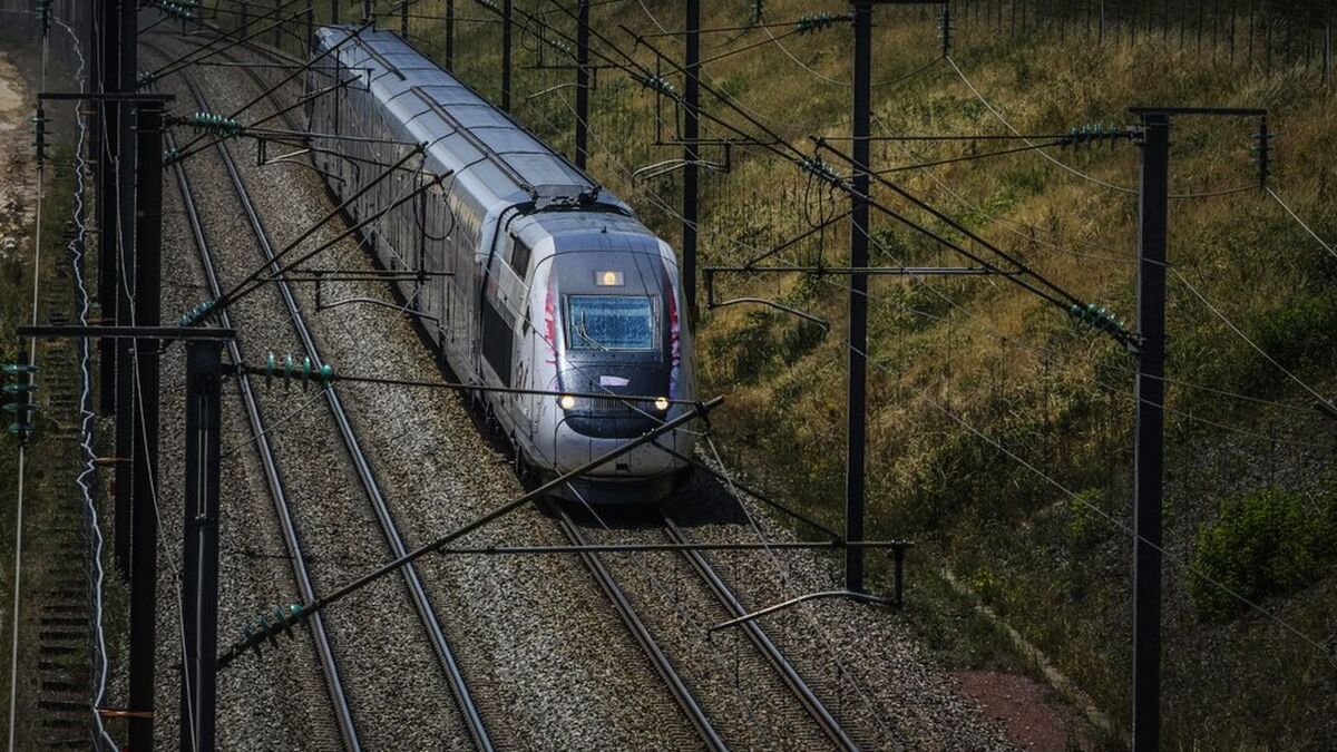 Travaux de terrassement et d'excavation le long de la ligne LGV a grande vitesse des TGV vers la Bretagne, Rame de TGV Inoui, catenaire, ballast, voie ferree,