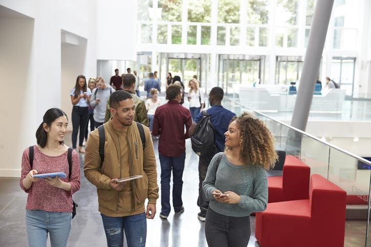 etudiants-hall-universite.jpg