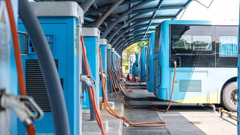 Bus-charging-station-THINK-b-AdobeStock-305433246.jpeg