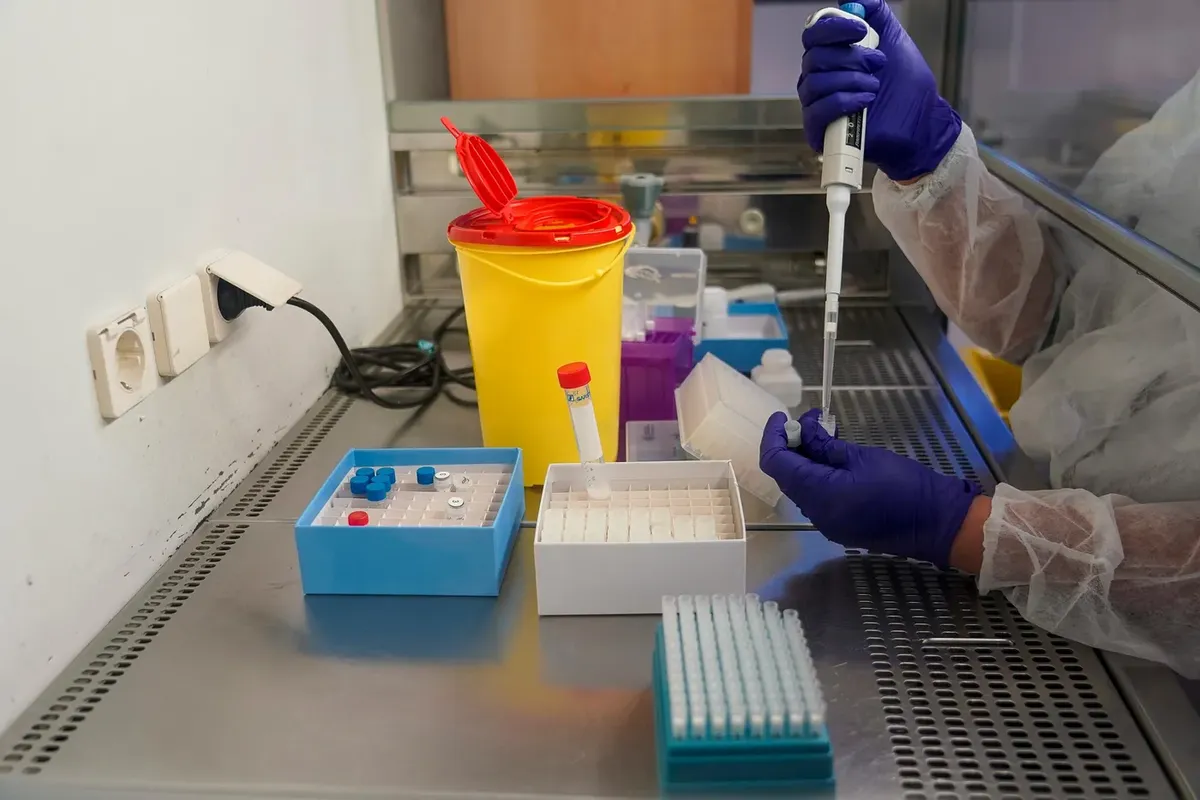 chercheur-specialiste-resistance-antibiotiques_0.webp