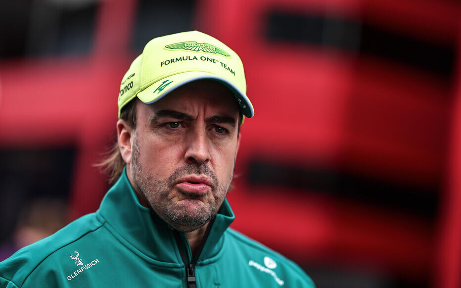 (260725) -- MOGYOROD, July 25, 2026 (Xinhua) -- Aston Martin's Fernando Alonso of Spain arrives before the first free practice session of the Formula One Hungarian Grand Prix at the Hungaroring in Mogyorod, near Budapest, Hungary, July 24, 2026. (Photo by David Balogh/Xinhua)