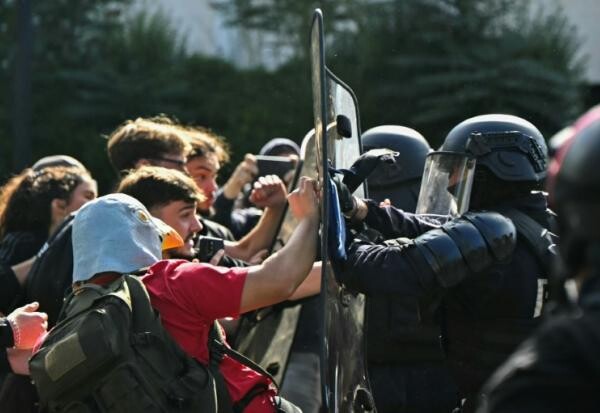 des-policiers-anti-emeutes-s-opposent-a-des-lyceens-lors-d-une-manifestation.jpg
