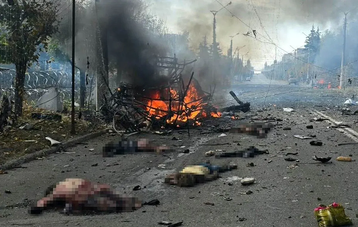 1444x920_note-de-la-redaction-contenu-graphique-cette-photographie-prise-et-publiee-par-le-bureau-du-procureur-de-la-region-de-donetsk-le-8-octobre-2026-montre-des-corps-gisant-sur-la-route-apres-que-deux-bus-de-pass.webp