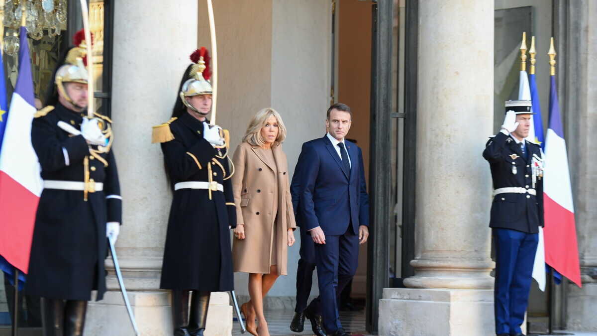 brigitte-macron-etait-aux-cotes-de-son-epoux-pour-recevoir-la-visite-d-etat-du-president-bola-tinubu.jpg