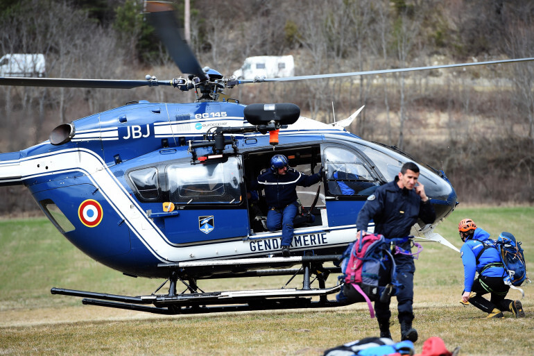 1100567-un-helicoptere-de-la-gendarmerie-atterrissant-a-seyne-le-24-mars-2015-illustration.jpg
