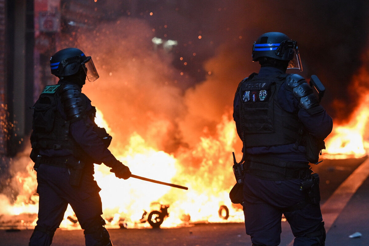 1875093-des-policiers-se-tiennent-devant-un-incendie-rue-du-faubourg-du-temple-a-paris-le-18-octobre-2026.jpg