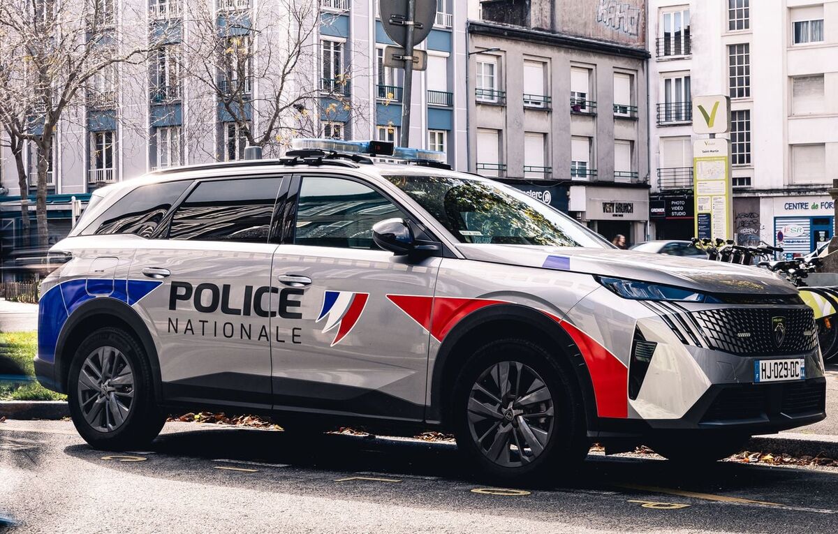 1444x920_illustration-vehicule-de-la-police-nationale-francaise-sur-une-place-de-stationnement-reservee-brest-finistere-france-le-19-10-2026-photographie-de-chang-martin-sipa-press-illustration-un-vehicule-de-la-p.jpg