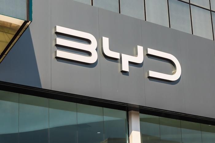 BYD promet un "bond" des ventes de voitures électriques en Europe en 2025 : Défi aux géants européens ?