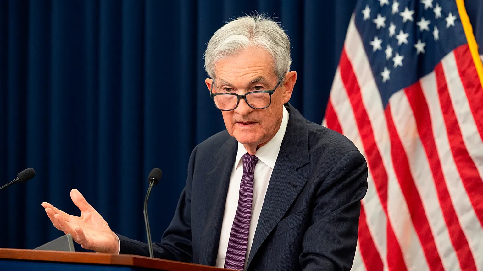 Politique monétaire américaine : la Réserve fédérale maintient ses taux directeurs inchangés face à l'inflation globale