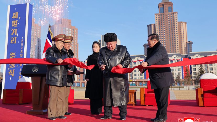 Corée du Nord : Kim Jong Un inaugure des cités de luxe pour les "Vétérans de l'Ukraine"