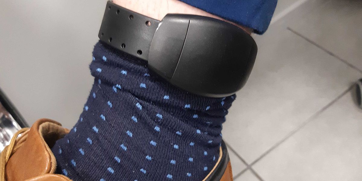 Bracelets électroniques et aménagements de peine : le plan Darmanin pour désengorger les prisons cet été