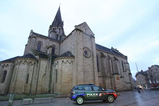 Brive : un homme nu armé d'un couteau abattu par la police dans une église