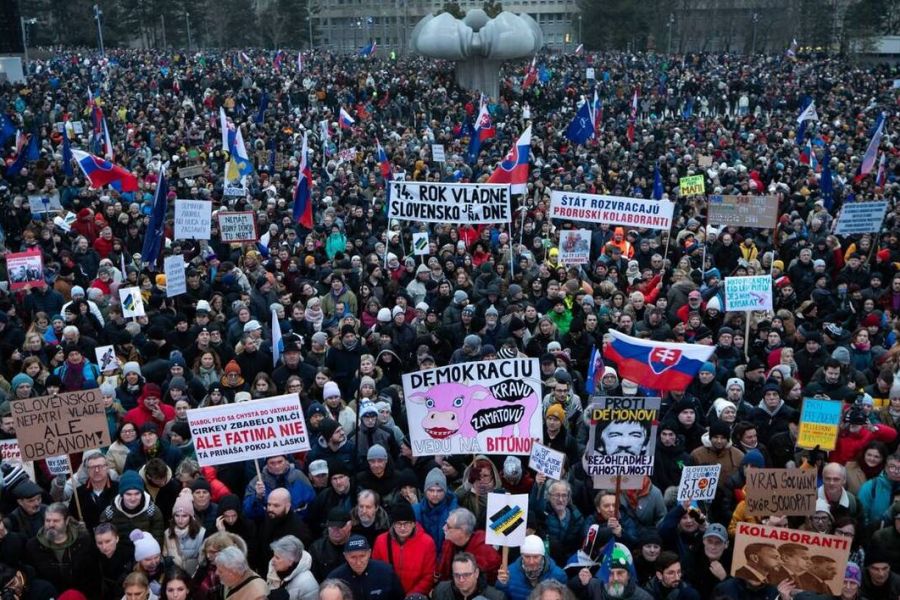 Des dizaines de milliers de personnes manifestent contre Robert Fico - Inquiétudes sur l'état de droit
