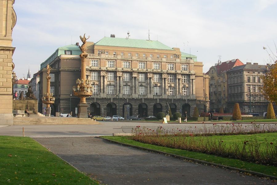 Au moins 15 personnes auraient été tuées et des dizaines blessées après qu'un homme armé ait ouvert le feu jeudi devant la faculté des arts de l'université Charles de Prague.  La police a confirmé que le tireur présumé avait été « éliminé ». Les services d'urgence ont déclaré qu'au moins 15 personnes - dont le tireur - étaient morts et ont ajouté qu'environ trois douzaines avaient été blessées, dont neuf grièvement. L'université se trouve dans la vieille ville de la capitale, une destination touristique célèbre de la ville.  Le président tchèque Petr Pavel, en visite à Paris, s'est dit "choqué par les événements" et a exprimé ses "profonds regrets et ses sincères condoléances aux familles et aux proches des victimes". Il s’agit de la pire fusillade de masse de l’histoire moderne du pays.