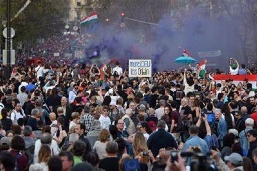 Des milliers de personnes protestent contre le gouvernement en Hongrie