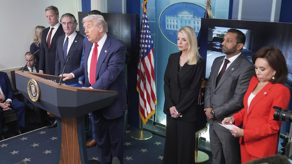 Donald Trump dicte son calendrier politique, Washington sous tension avant les primaires américaines