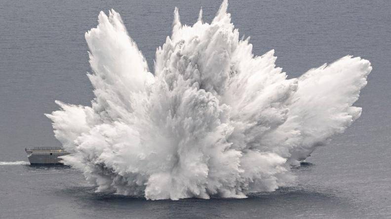 L’explosion spectaculaire d’une mine navale à proximité d’une frégate française