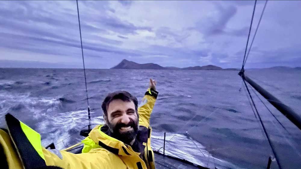 Vendée Globe : Guirec Soudée plonge dans l'eau glacée du cap Horn pour une réparation héroïque