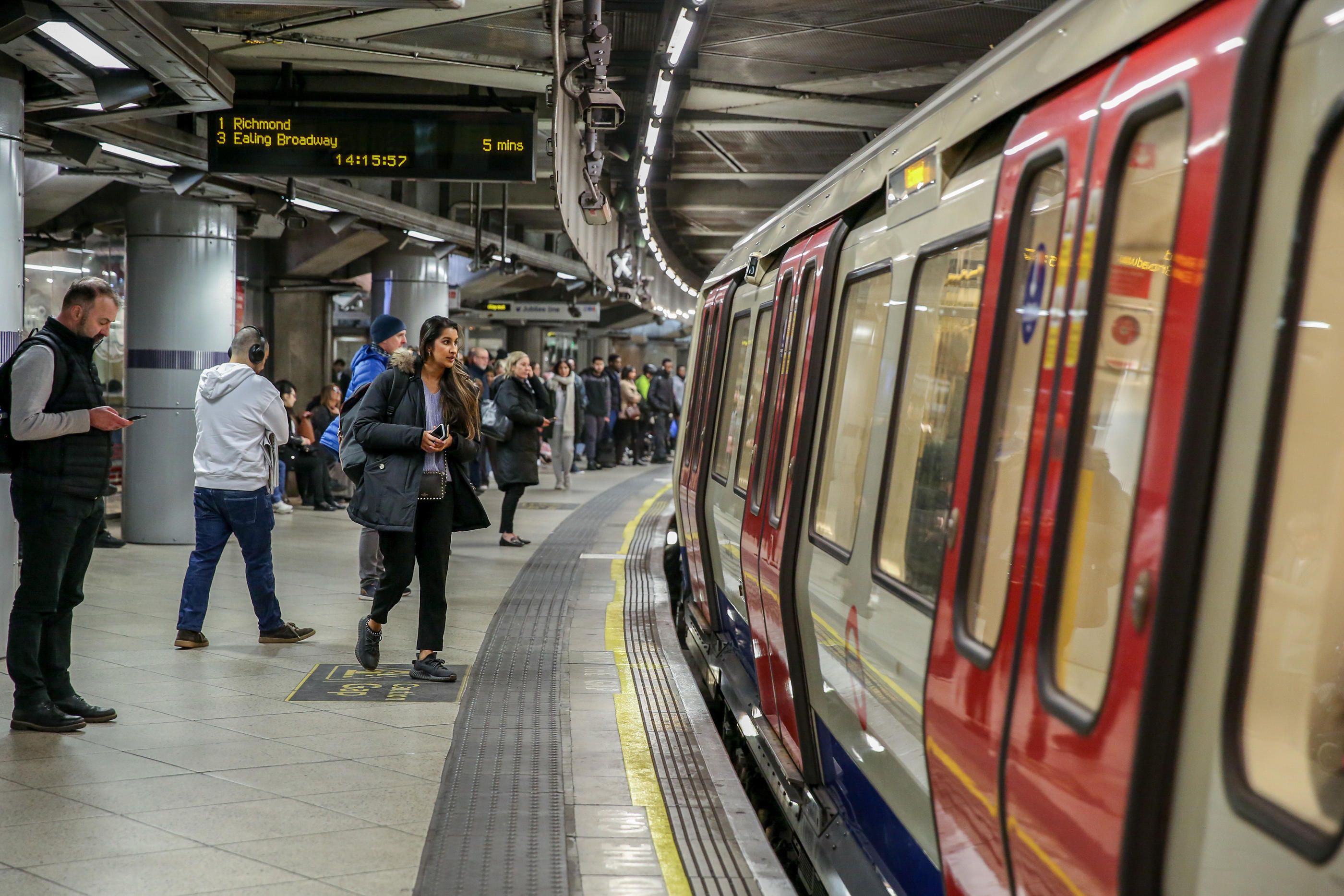Royaume-Uni : Grève majeure du métro londonien – Entre revendications sociales et défi organisationnel, le réseau sous tension