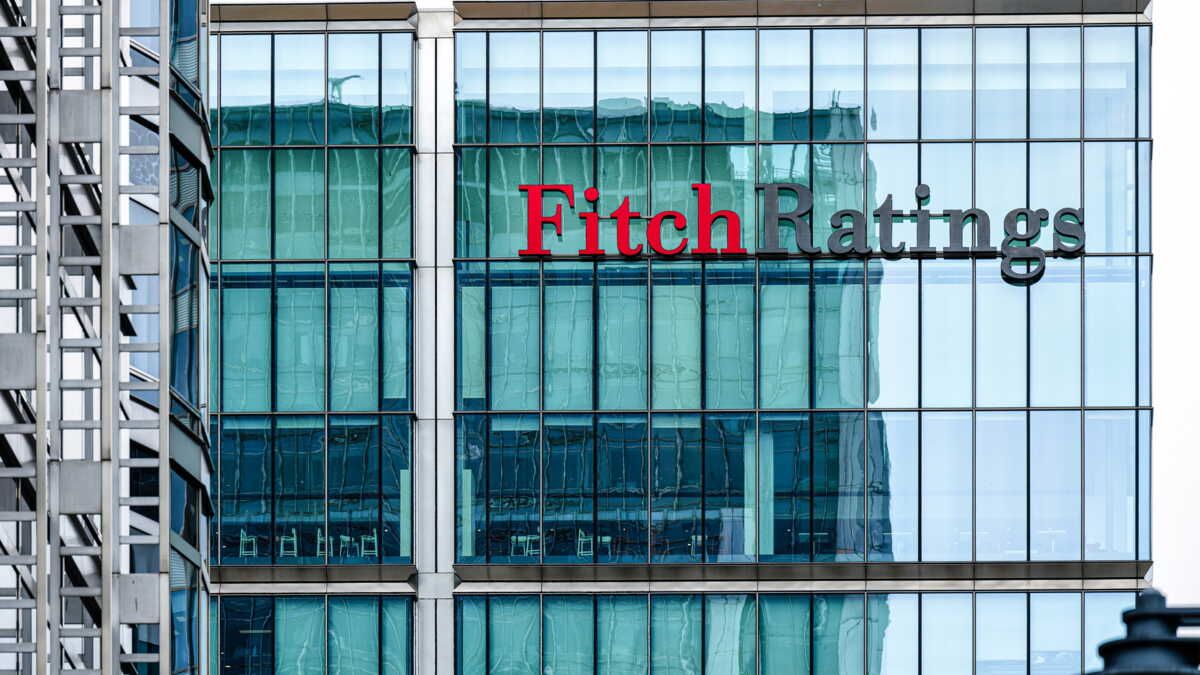 Fitch menace d’abaisser la note de la dette française, Paris sous haute tension économique
