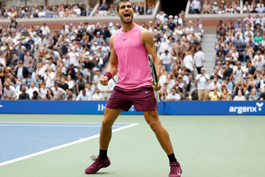 Carlos Alcaraz domine Novak Djokovic et file en finale de l’US Open