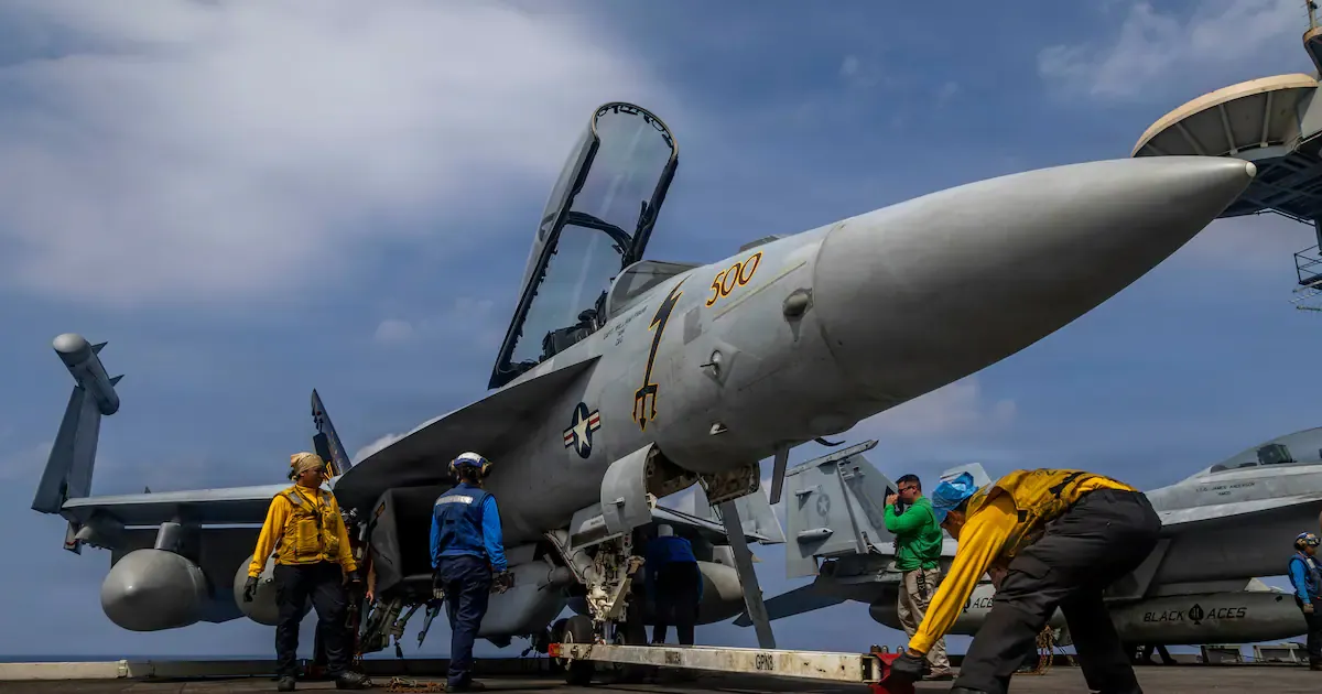 Tensions USA-Iran : Une armada navale en route vers le Golfe, le monde retient son souffle