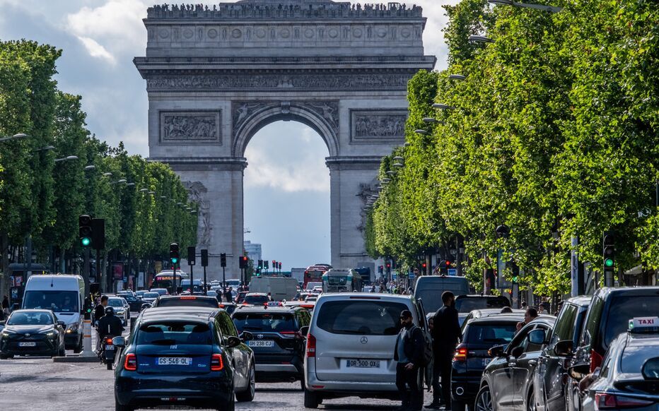 Détonations signalées sur les Champs-Élysées : la préfecture lève l’alerte. Fausse alerte ou acte isolé ?