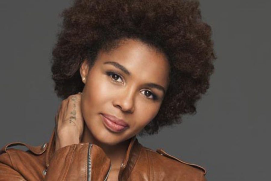 La chanteuse Ayo, révélée en 2006 avec "Down on my knees", fait son retour musical avec un nouvel album intitulé "Mami Wata", fruit d'une renaissance personnelle à Tahiti.