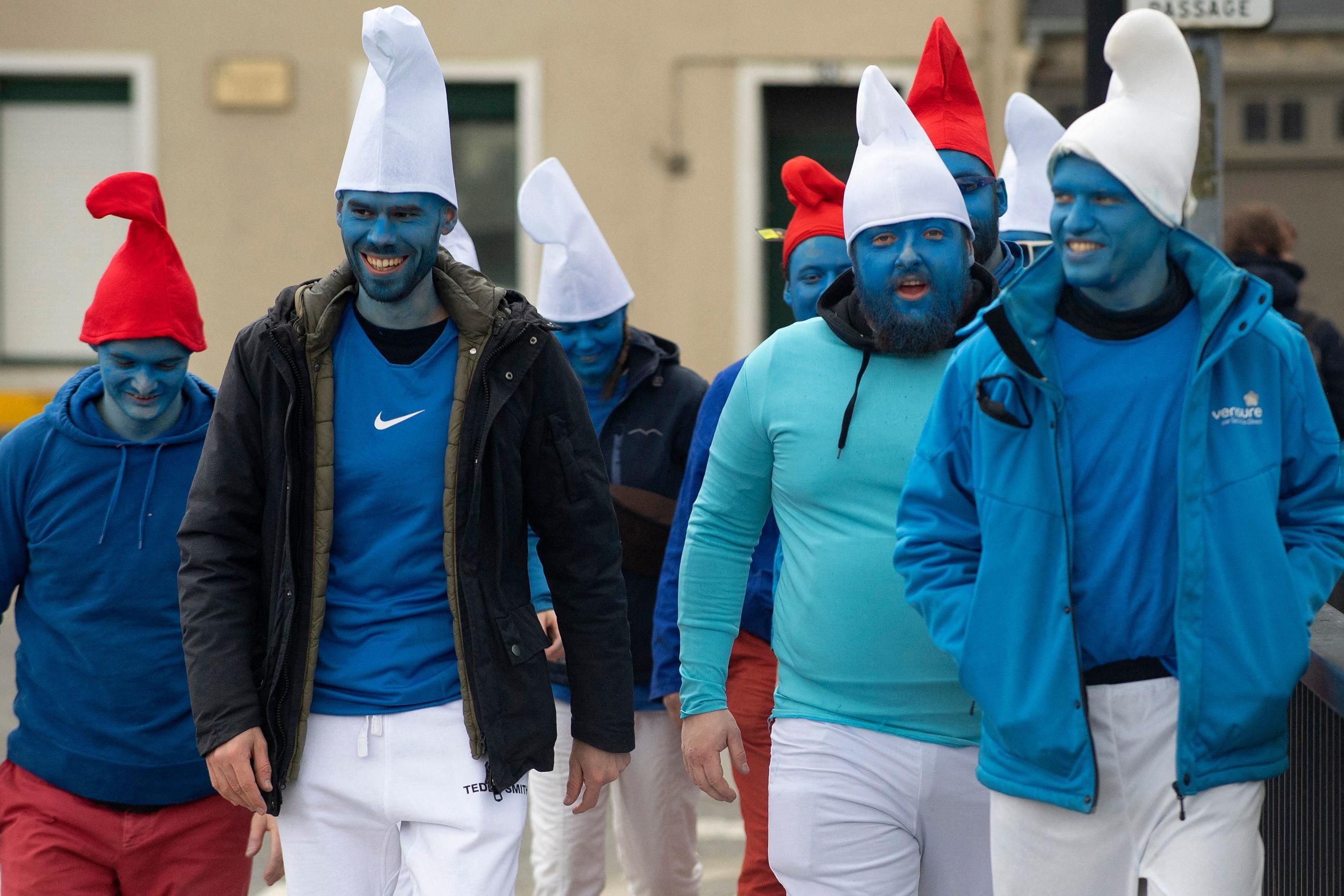Landerneau interdit la vente de boissons aux Schtroumpfs : entre sécurité publique et folklore populaire, la Bretagne s’interroge