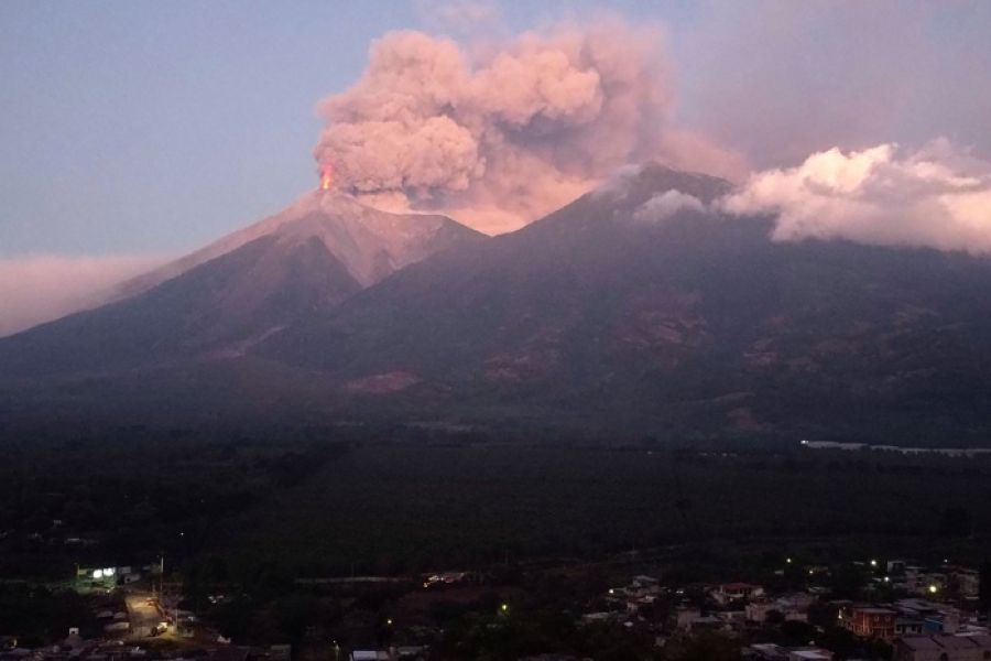 Guatemala : près d'un millier de personnes évacuées après l'éruption du volcan Fuego