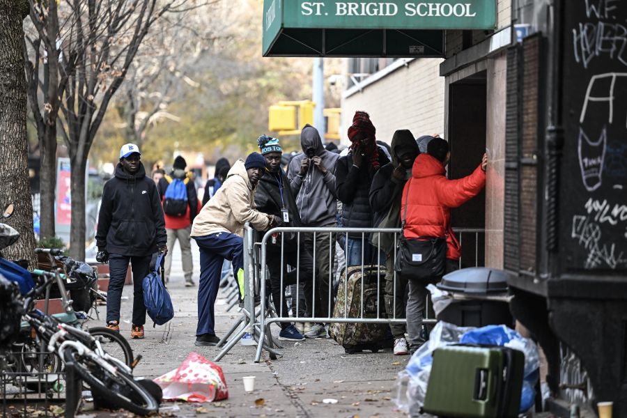 New York fermera l’un de ses plus grands refuges pour migrants d’ici le début de l’année 2025 : une décision controversée au cœur d’une crise migratoire