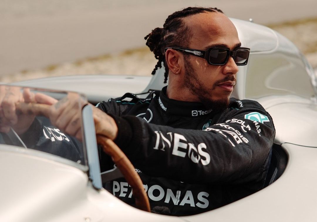 Lewis Hamilton chez Ferrari : Un transfert historique qui redéfinit la Formule 1