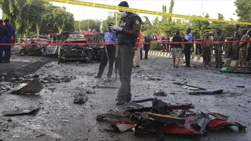 Un attentat à la bombe a secoué le Cameroun, faisant un mort et six blessés. Cet acte de violence s'inscrit dans un contexte sécuritaire tendu dans certaines régions du pays. Un attentat meurtrier L'explosion s'est produite dans une zone non précisée du Cameroun, causant la mort d'une personne et bénissant six autres. Les circonstances exactes de l’attentat restent à éclaircir. Contexte sécuritaire fragile Cet incident survient alors que le Cameroun fait face à plusieurs défis sécuritaires, notamment : •	L'insurrection de Boko Haram dans l'Extrême-Nord •	La crise séparatiste dans les régions anglophones du Nord-Ouest et du Sud-Ouest Réaction des autorités Le gouvernement camerounais a été condamné pour cet acte terroriste et promet une enquête approfondie pour identifier et traduire en justice les responsables. Conclusion : un appel à la vigilance Cet attentat rappelle la fragilité de la situation sécuritaire au Cameroun. Il souligne la nécessité de renforcer les mesures de sécurité et de poursuivre les efforts de dialogue pour résoudre les crises en cours dans le pays.