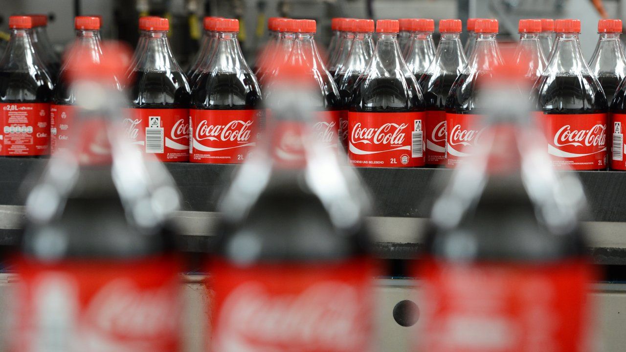 Coca-Cola pourrait produire davantage de bouteilles en plastique à cause des droits de douane de Donald Trump