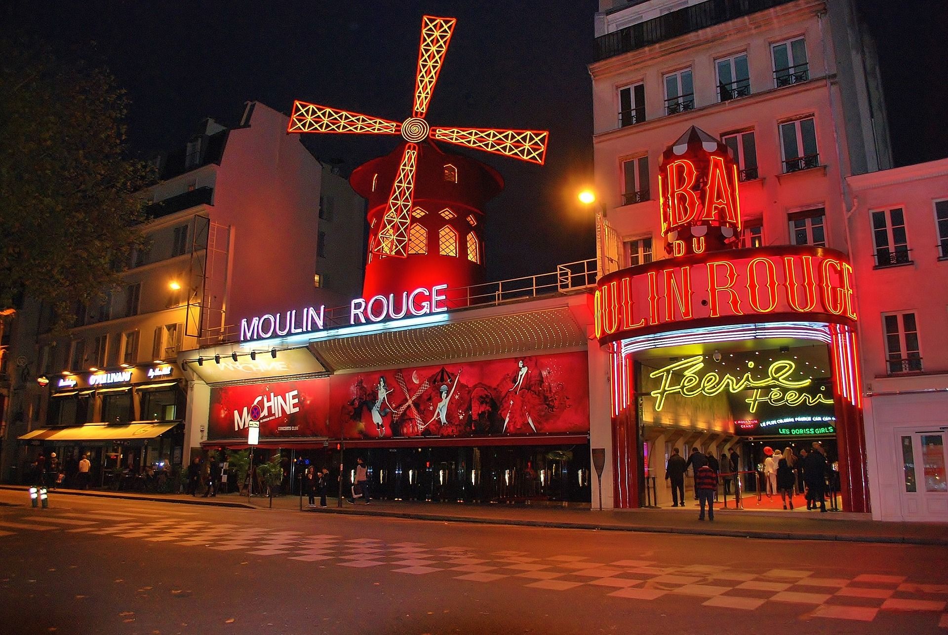 Le Moulin Rouge perd ses ailes cette nuit à Paris