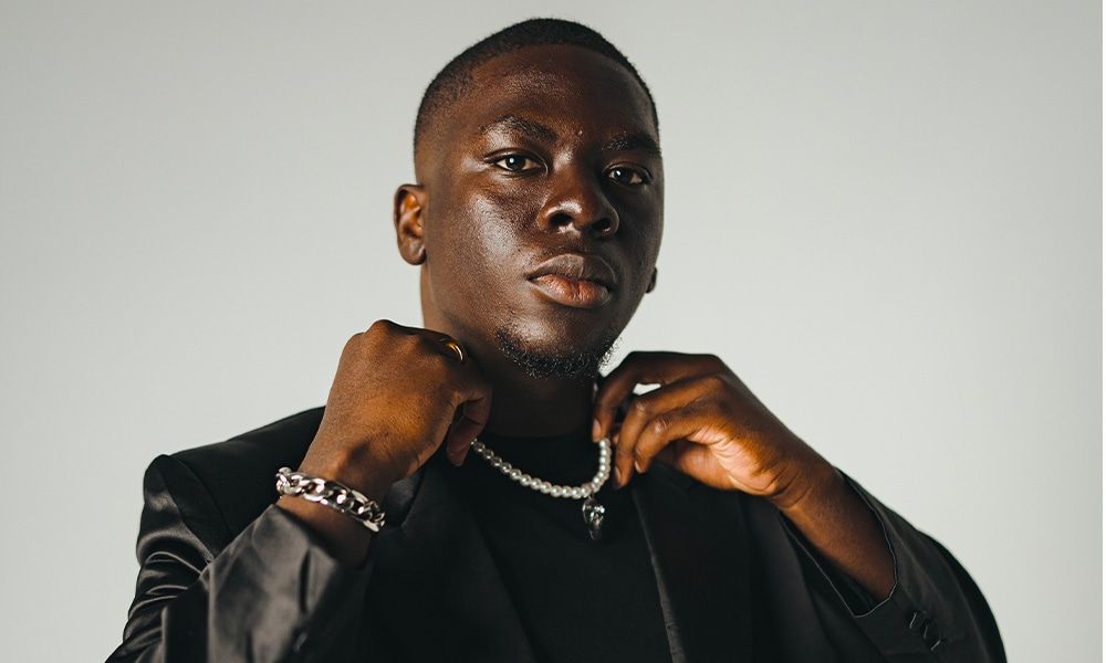 Neaj : Le rappeur nantais qui redéfinit le paysage musical français