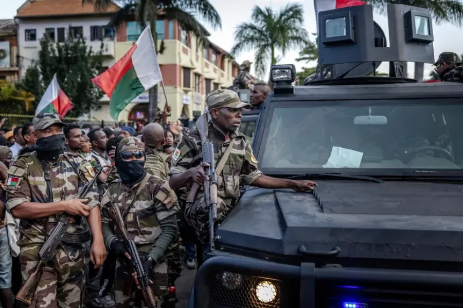 Madagascar en crise : Nouvelle perquisition au domicile de Ravatomanga, 4 500 salariés pris en étau dans le secteur