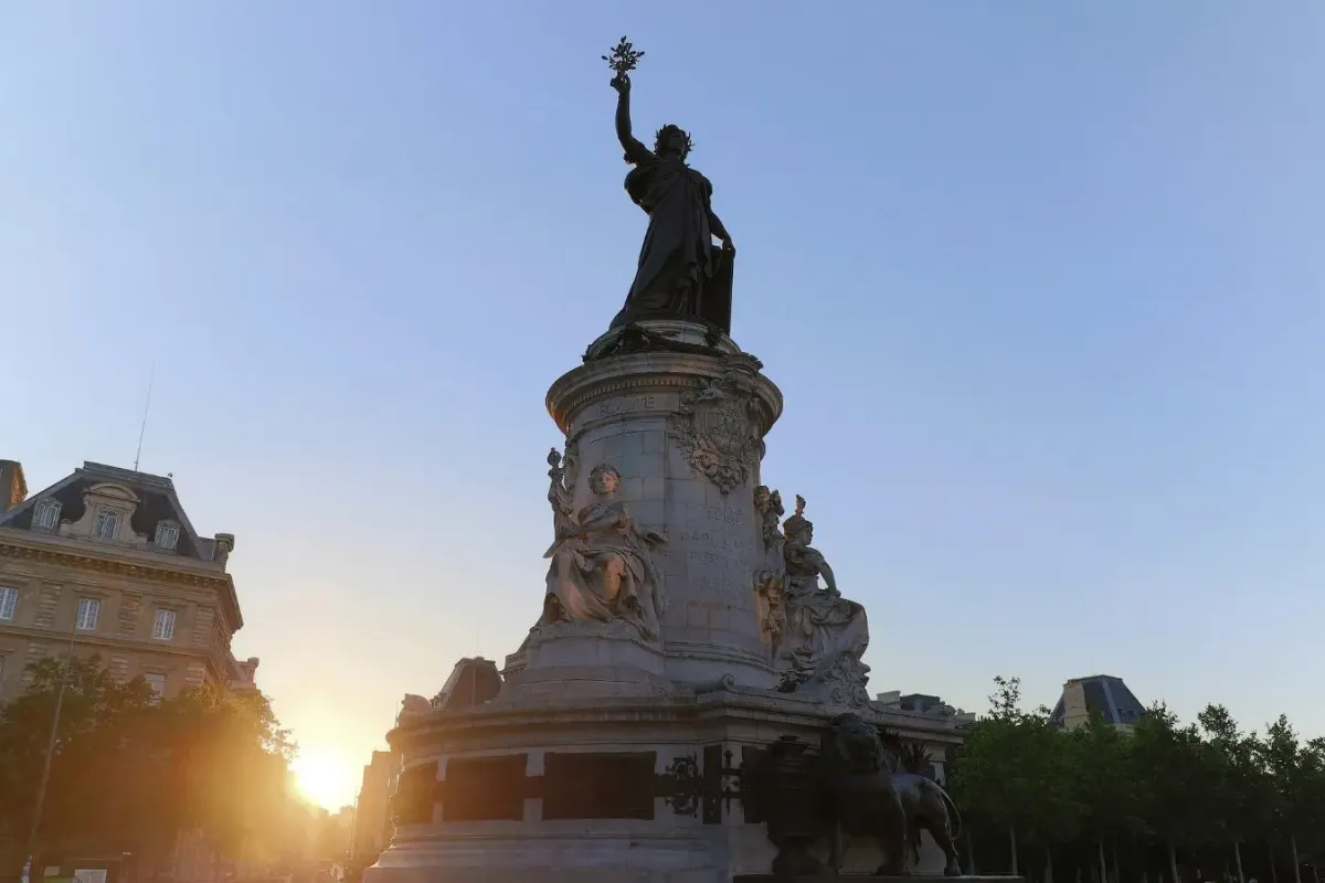 DOSSIER II : L'IDENTITÉ AU DÉFI DU RÉEL : QUELLE FRANCE POUR DEMAIN FACE À SON PASSÉ ET SA DIVERSITÉ ?