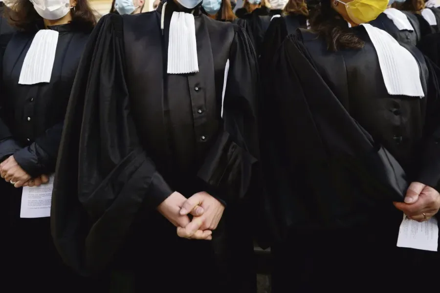 La Révolte des Robes Noires : Le Barreau face au Spectre de la « Justice Algorithmique »