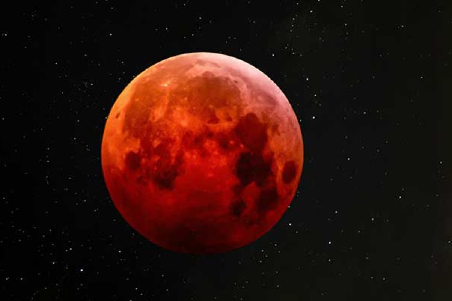 Éclipse lunaire totale : La Lune de sang fascine le monde – Science, images et symboles d’un phénomène rare
