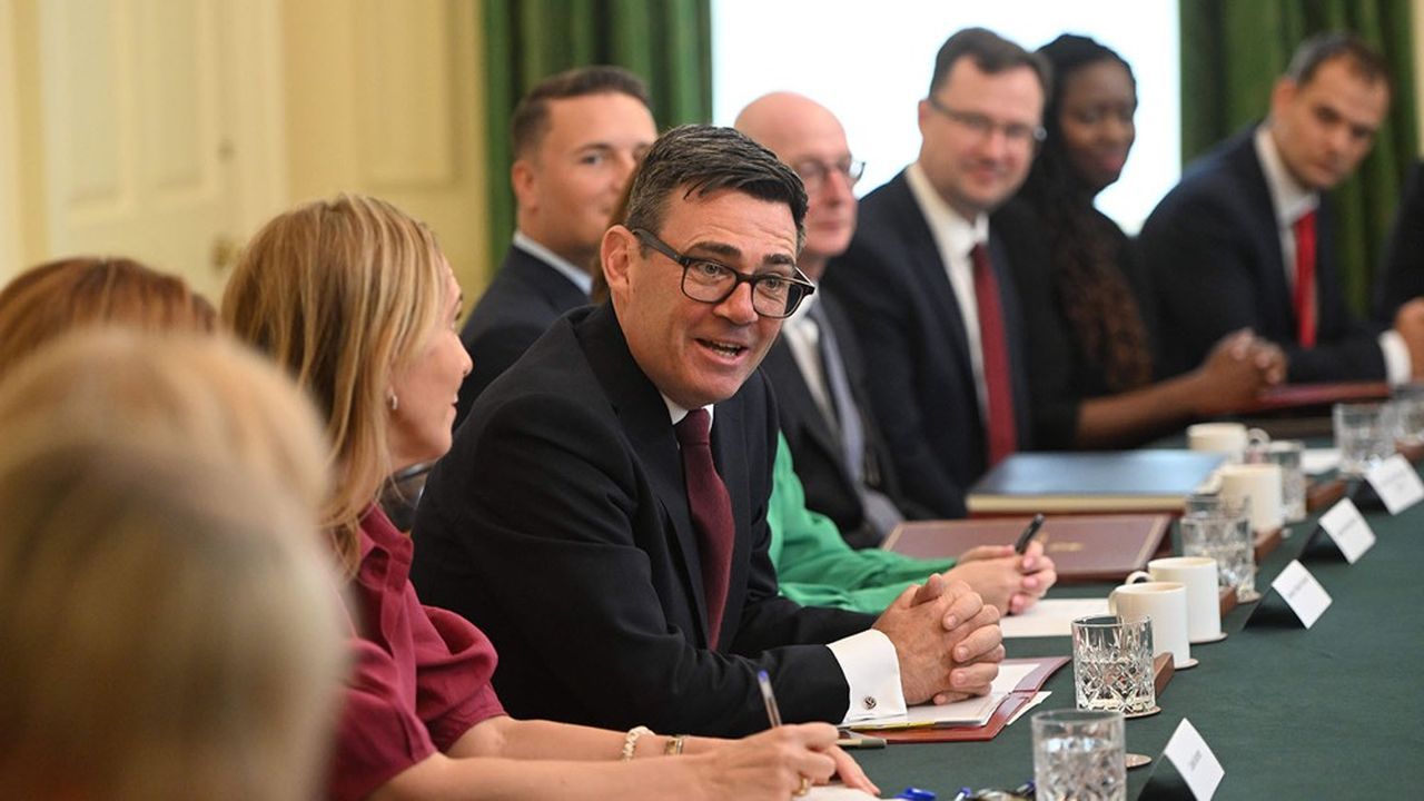 Royaume-Uni : Le Premier Ministre Andy Burnham Réaffirme la Priorité aux Investissements Technologiques et à l'IA