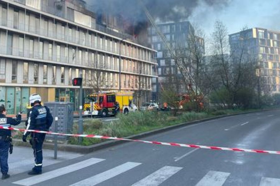 Incendie au sommet d'un immeuble à Lille, 200 personnes évacuées