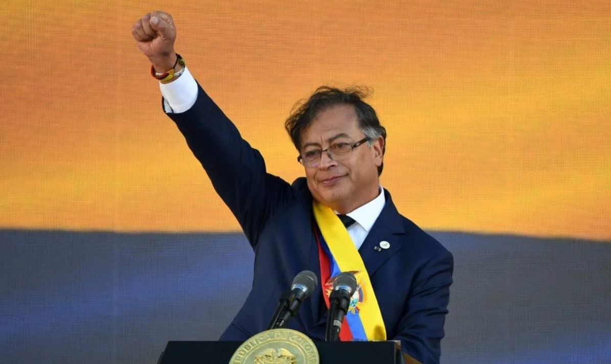 Coup de tonnerre diplomatique : Washington a annoncé qu'il ne considérerait plus la Colombie comme son alliée prioritaire dans la lutte contre le narcotrafic. Ce repositionnement majeur redistribue les cartes géopolitiques en Amérique latine et marque une rupture avec des décennies de coopération bilatérale entre Bogota et les États-Unis. La fin d'un partenariat historique Depuis les années 2000 et le lancement du « Plan Colombie », Washington avait investi des milliards de dollars pour soutenir la lutte antidrogue locale. En 2024, plus de 700 millions de dollars annuels étaient encore répartis. L'annonce de leur suspension fragilise considérablement les capacités militaires et policières colombiennes. Les raisons du désengagement américain Selon plusieurs analystes, cette décision traduit l'impatience de l'administration Trump face à la persistance d'un trafic de cocaïne massif malgré les aides. Washington considère désormais que Bogota n'est pas suffisamment efficace, et préfère rediriger ses efforts vers d'autres régions stratégiques, comme l'Amérique centrale. Une crise politique à Bogota En Colombie, cette annonce est vécue comme une trahison. Le président colombien a prononcé une décision « unilatérale, injuste et dangereuse ». Elle risque d'affaiblir son gouvernement et de donner un nouvel élan aux groupes armés narcotrafiquants. Les partis d'opposition accusent déjà Washington de déstabiliser la région au profit de ses propres intérêts. Risque d'alignement vers d'autres puissances Certains analystes évoquent la possibilité que la Colombie se tourne davantage vers l'Europe ou même la Chine pour compenser la perte d'un soutien stratégique. Ce basculement ouvrirait une ère de recomposition diplomatique majeure en Amérique du Sud, où la lutte contre la drogue se mêle aux rivalités économiques et politiques internationales.