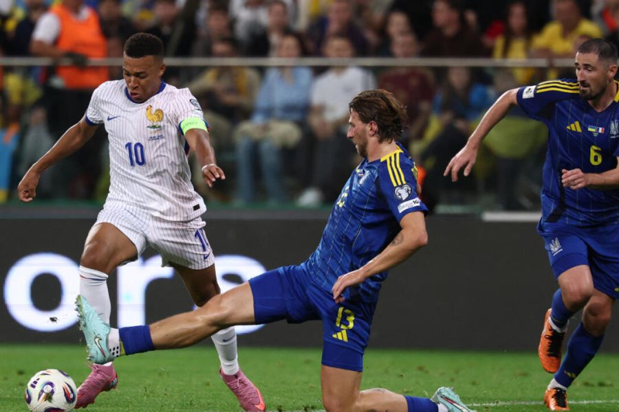 L'équipe de France vise la qualification pour la Coupe du monde 2026 face à l'Ukraine – suspense et enjeux tactiques pour Deschamps
