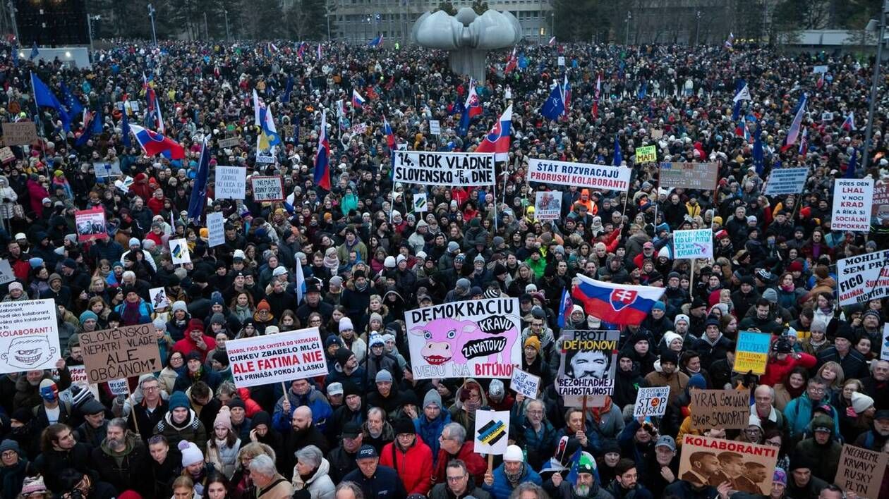 Des dizaines de milliers de personnes manifestent contre Robert Fico - Inquiétudes sur l'état de droit