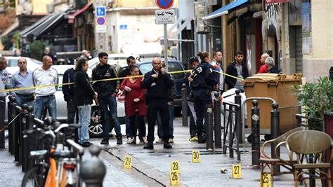 Une fusillade survenue samedi soir dans la cité des Iris à Marseille a fait deux morts et quatre blessés. Cet incident tragique met en lumière la violence qui sévit dans certains quartiers de la ville. Un climat de peur Les habitants des quartiers nord vivent dans un climat de peur constant, où les règlements de comptes sont fréquents. Les autorités locales sont sous pression pour trouver des solutions durables à cette violence endémique. Réactions politiques Les élus locaux ont exprimé leur indignation et leur inquiétude face à cette situation. Des appels à renforcer la sécurité et à améliorer les conditions de vie dans ces quartiers se multiplient, mais les réponses semblent souvent insuffisantes. Un débat sur la sécurité et la prévention Cette tragédie soulève des questions cruciales sur la sécurité publique à Marseille. Faut-il renforcer la présence policière ou investir davantage dans des programmes sociaux pour prévenir la violence ? Comment impliquer les communautés locales dans la recherche de solutions ? Ce drame pourrait être l'occasion d'un débat national sur les politiques de sécurité et d'intégration.