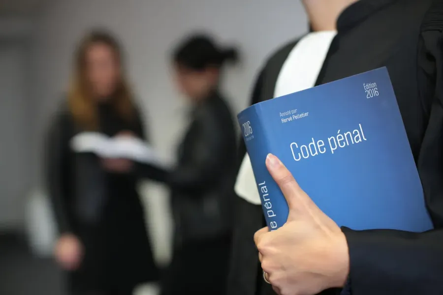 30 ans de réclusion pour le meurtre de sa compagne dans le Cher, justice ferme face à un drame bouleversant