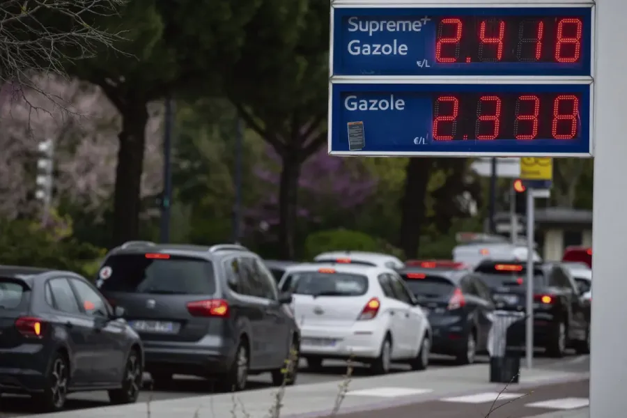 Prix des carburants 2026 : Le litre dépasse les 2,20 €, l'exécutif face à la déflagration sociale